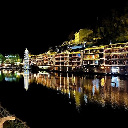 Lqj Riverside Guest House Fenghuang Exteriör bild