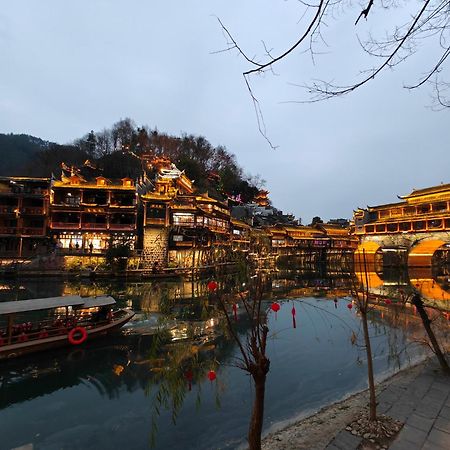 Lqj Riverside Guest House Fenghuang Exteriör bild