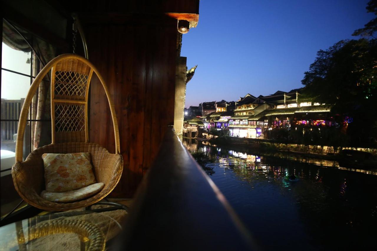 Lqj Riverside Guest House Fenghuang Exteriör bild