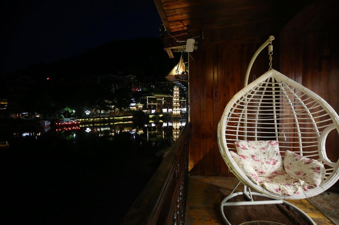 Lqj Riverside Guest House Fenghuang Exteriör bild