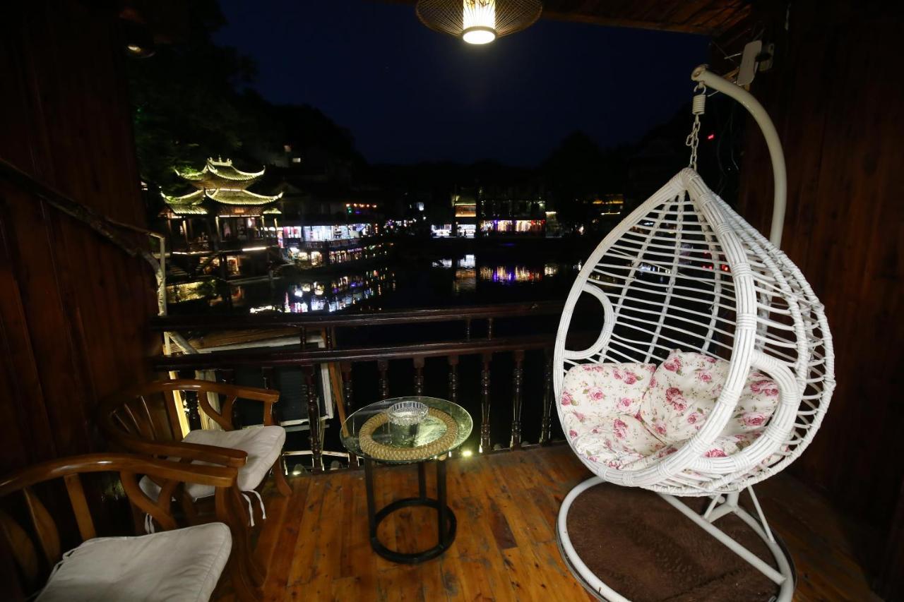 Lqj Riverside Guest House Fenghuang Exteriör bild