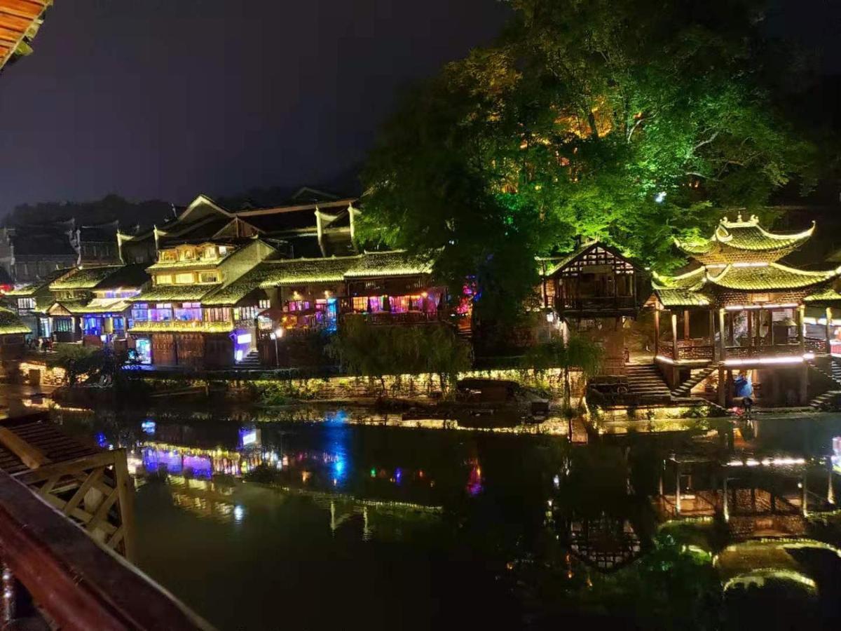 Lqj Riverside Guest House Fenghuang Exteriör bild