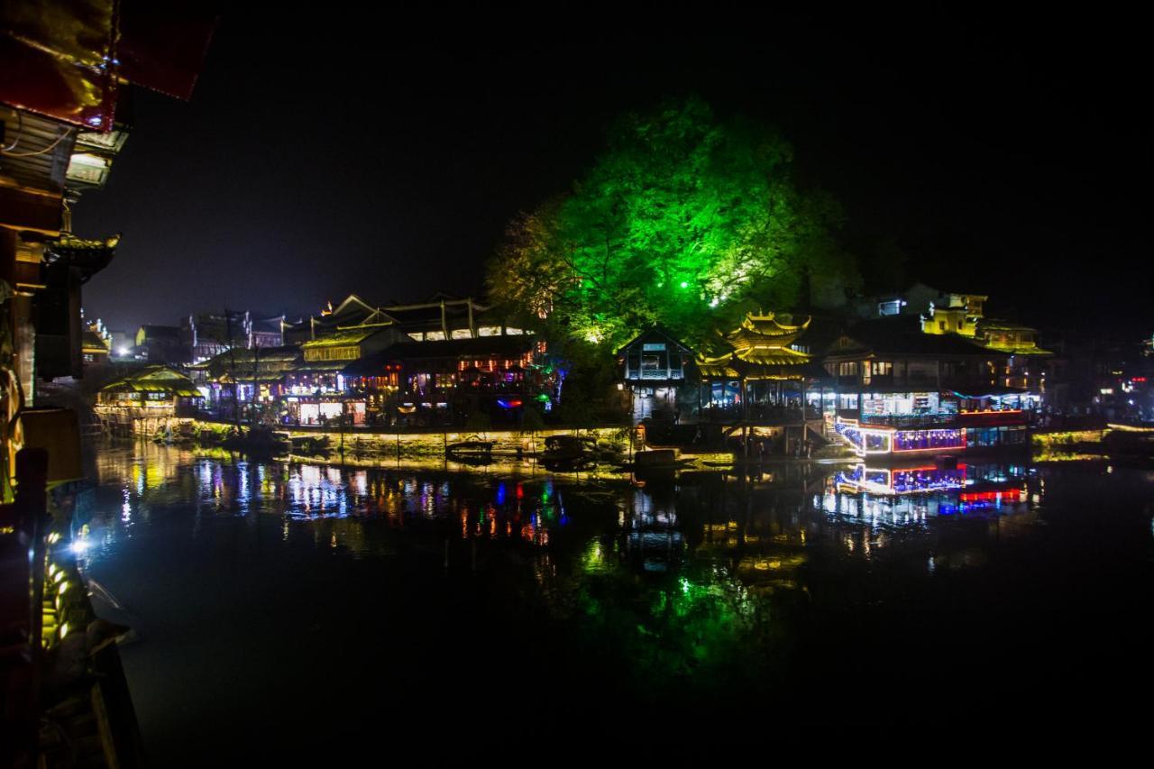 Lqj Riverside Guest House Fenghuang Exteriör bild