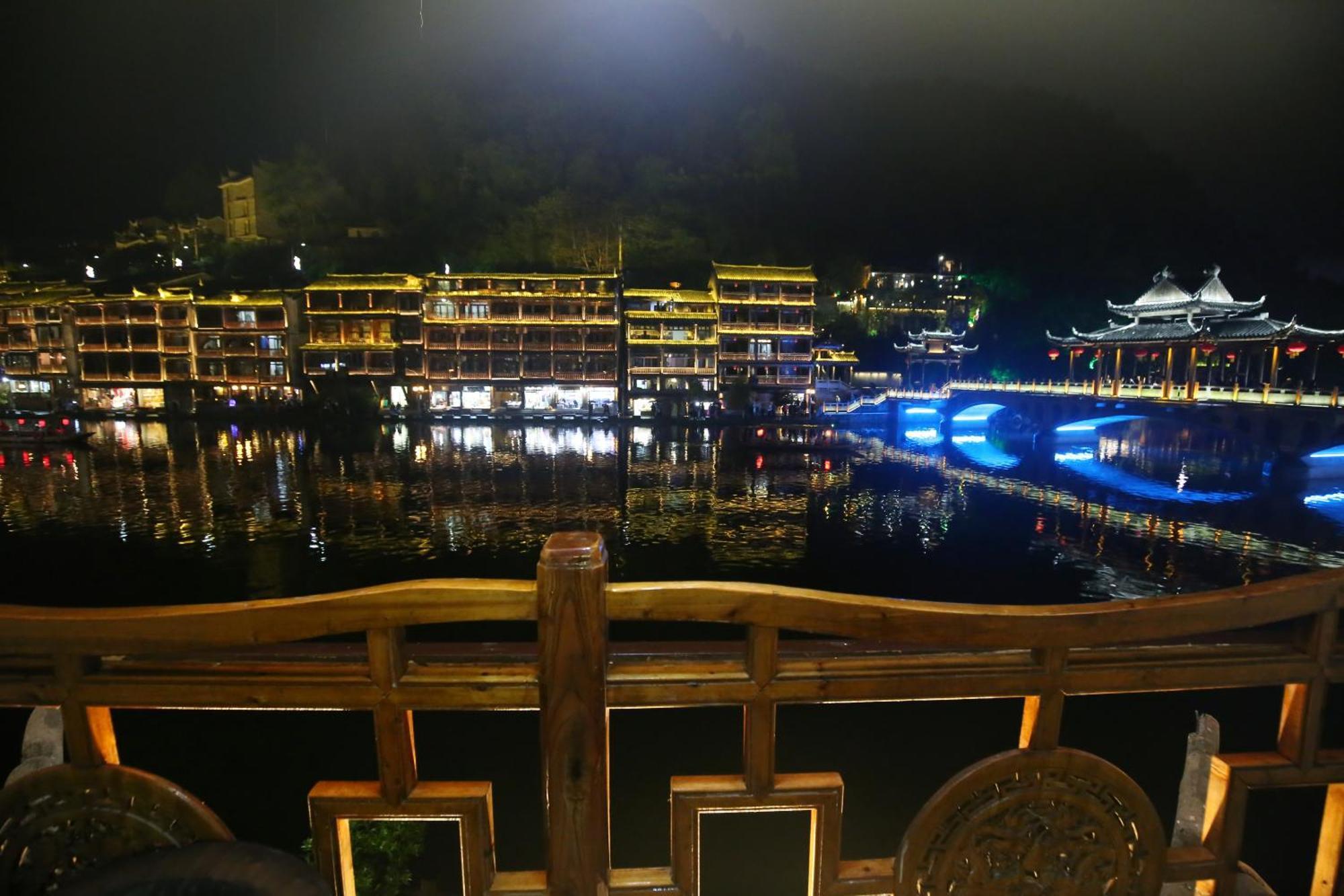 Lqj Riverside Guest House Fenghuang Exteriör bild