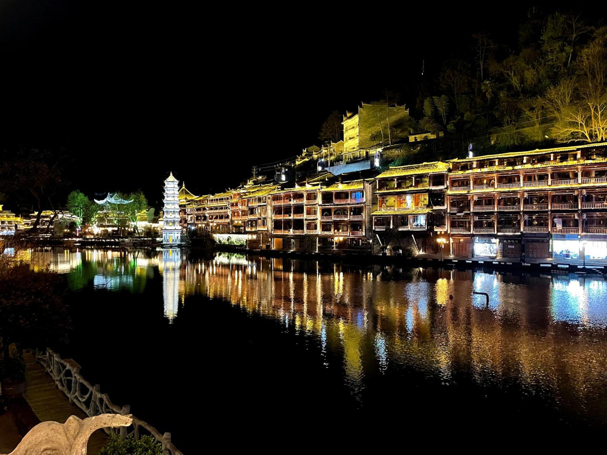 Lqj Riverside Guest House Fenghuang Exteriör bild