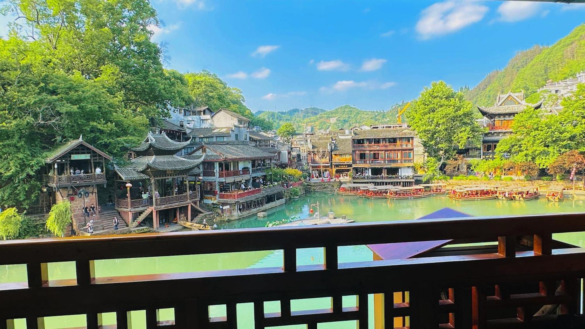 Lqj Riverside Guest House Fenghuang Exteriör bild
