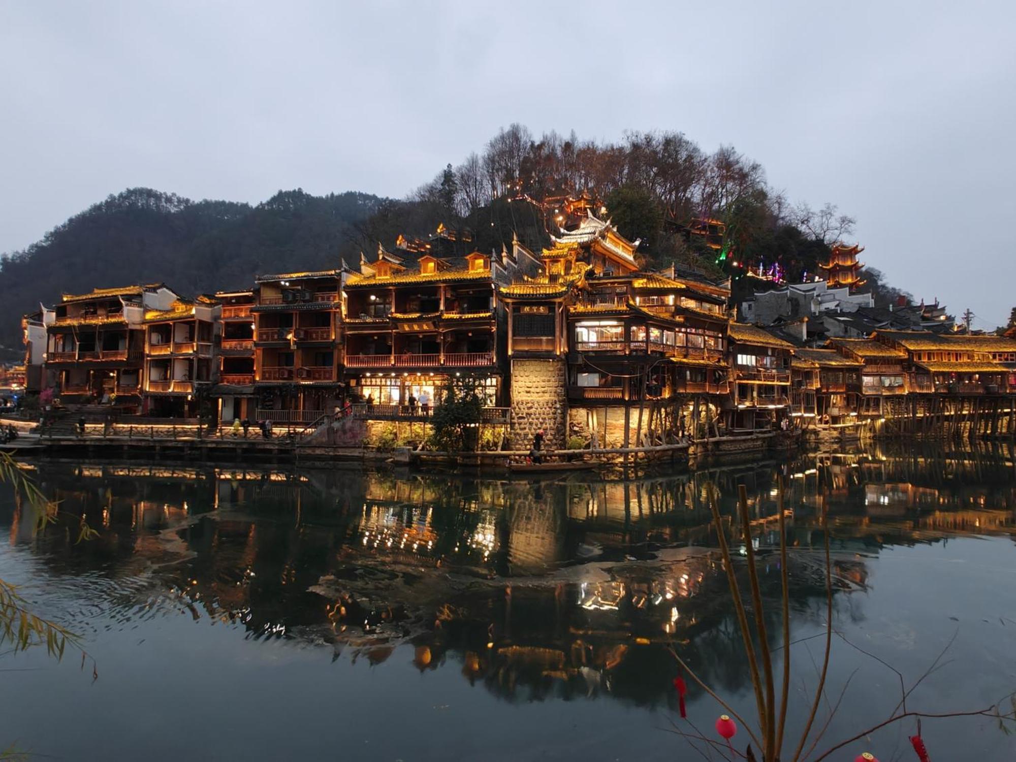 Lqj Riverside Guest House Fenghuang Exteriör bild