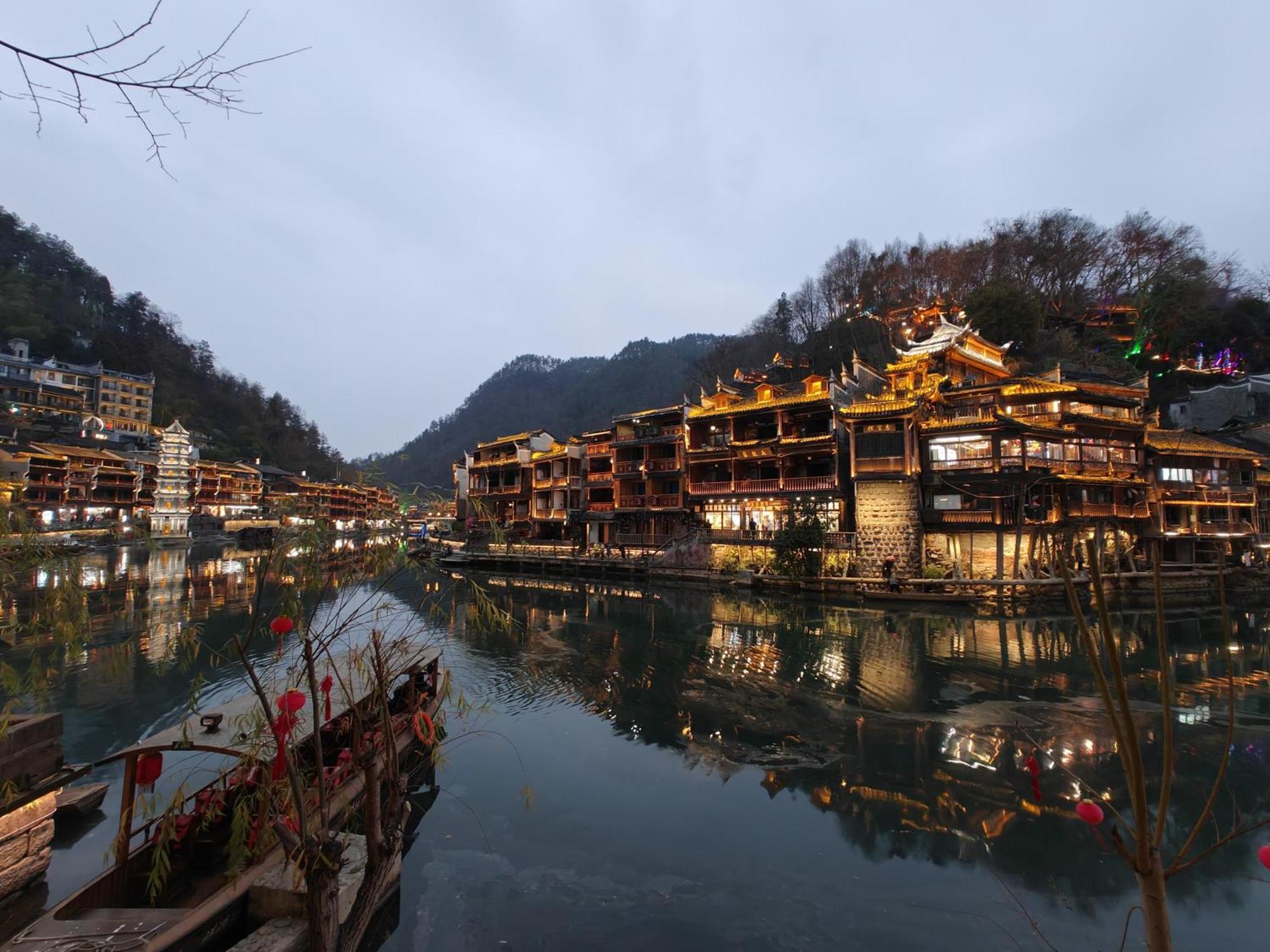 Lqj Riverside Guest House Fenghuang Exteriör bild
