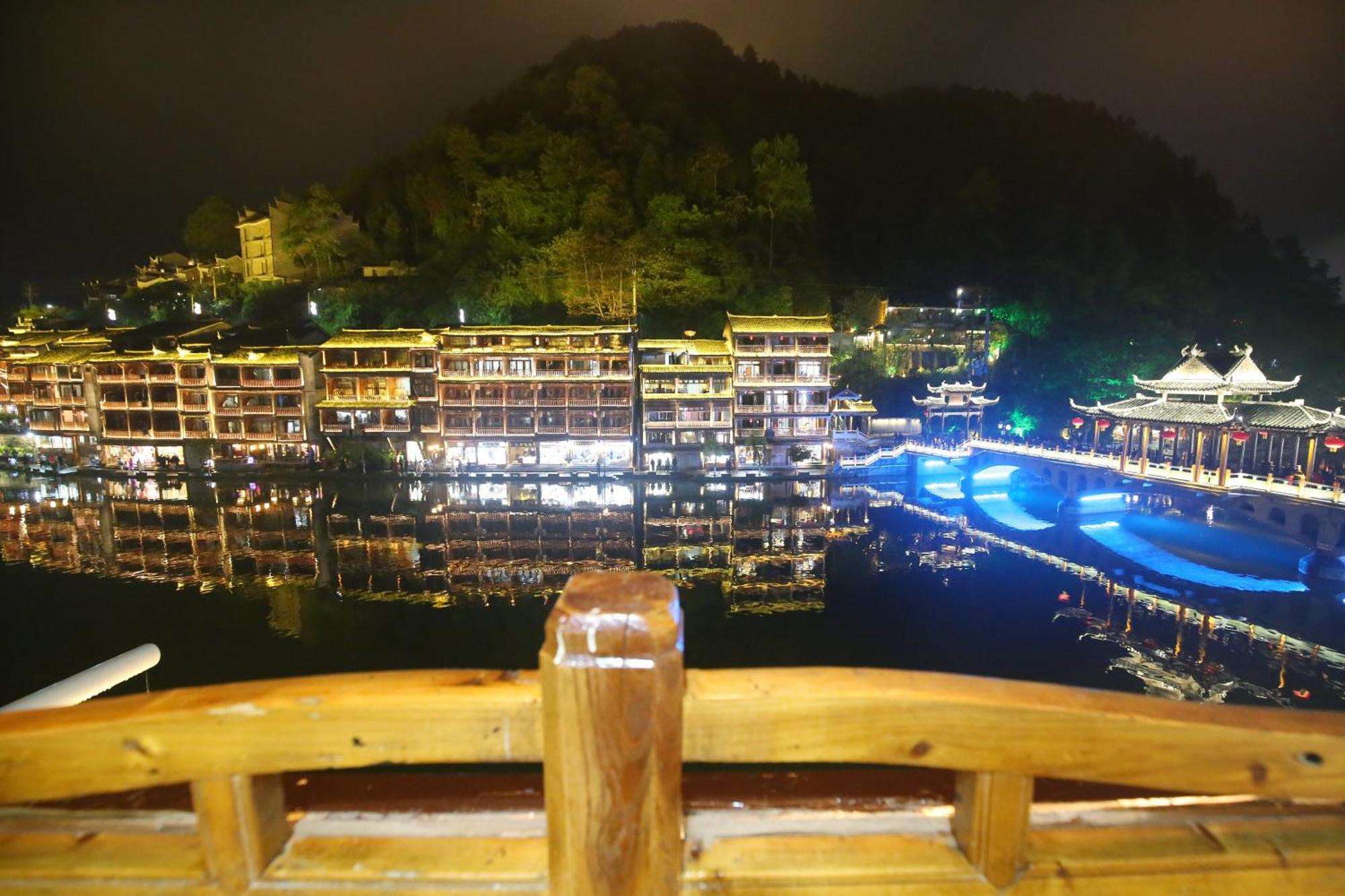 Lqj Riverside Guest House Fenghuang Exteriör bild