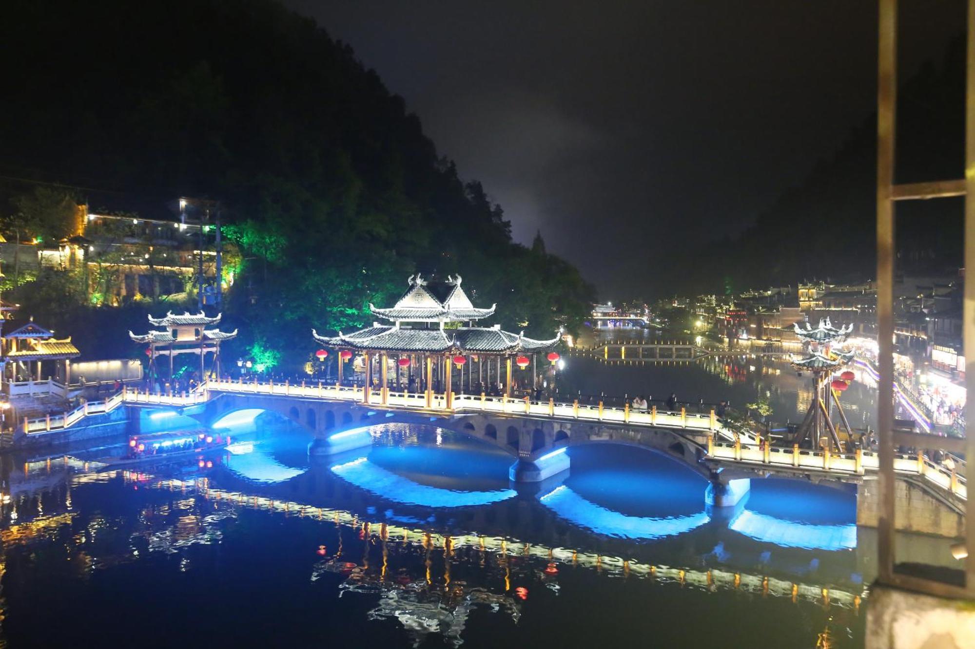 Lqj Riverside Guest House Fenghuang Exteriör bild