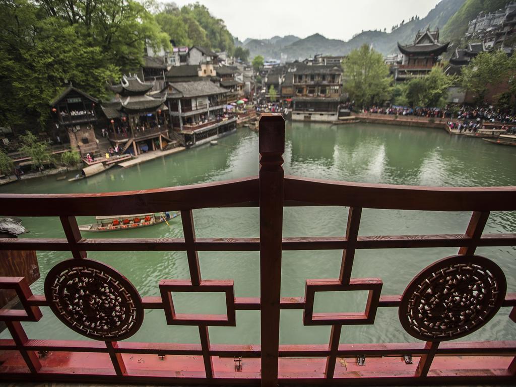 Lqj Riverside Guest House Fenghuang Exteriör bild