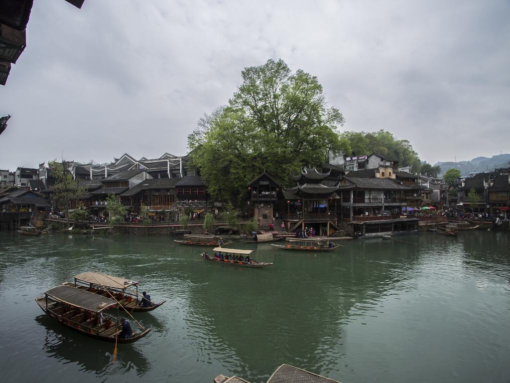 Lqj Riverside Guest House Fenghuang Exteriör bild